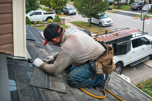 Professional Roofing technician working in Lindenhurst, IL